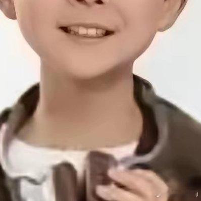 小男孩：你怕鬼吗？小女孩：怕小男孩：我也怕小女孩盯着小男孩，缓缓说道：我好想变成