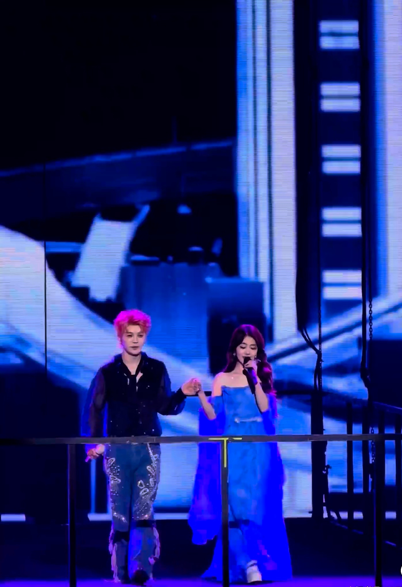 谭松韵·王栎鑫牵手出场。《最好的我们》十年了，耿耿星河最强售后谭松韵王栎鑫合唱最