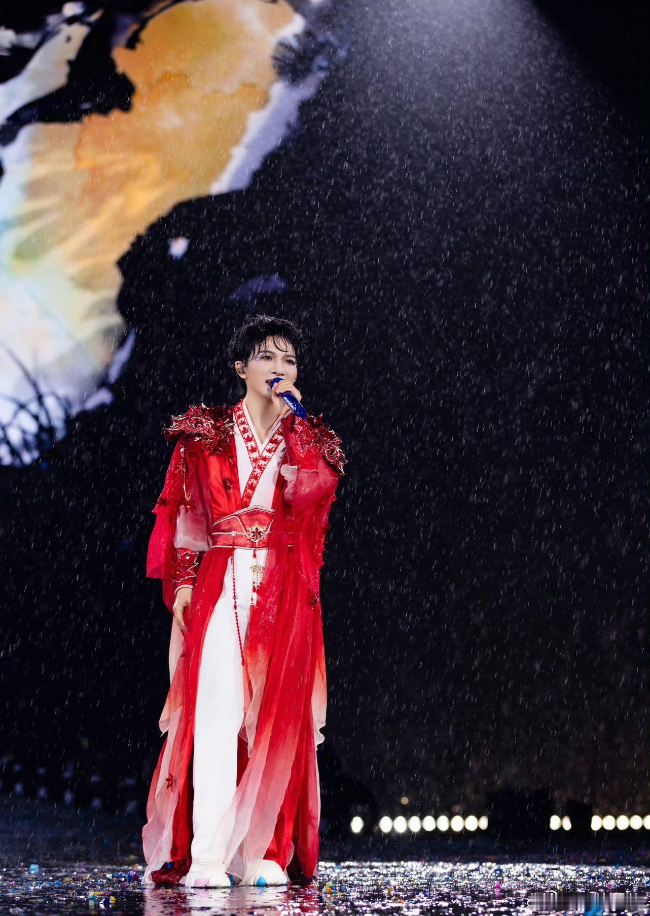 周深雨中唱响我爱你中国好震撼周深鸟巢暴雨里万人合唱我爱你中国 周深在鸟巢暴雨中唱