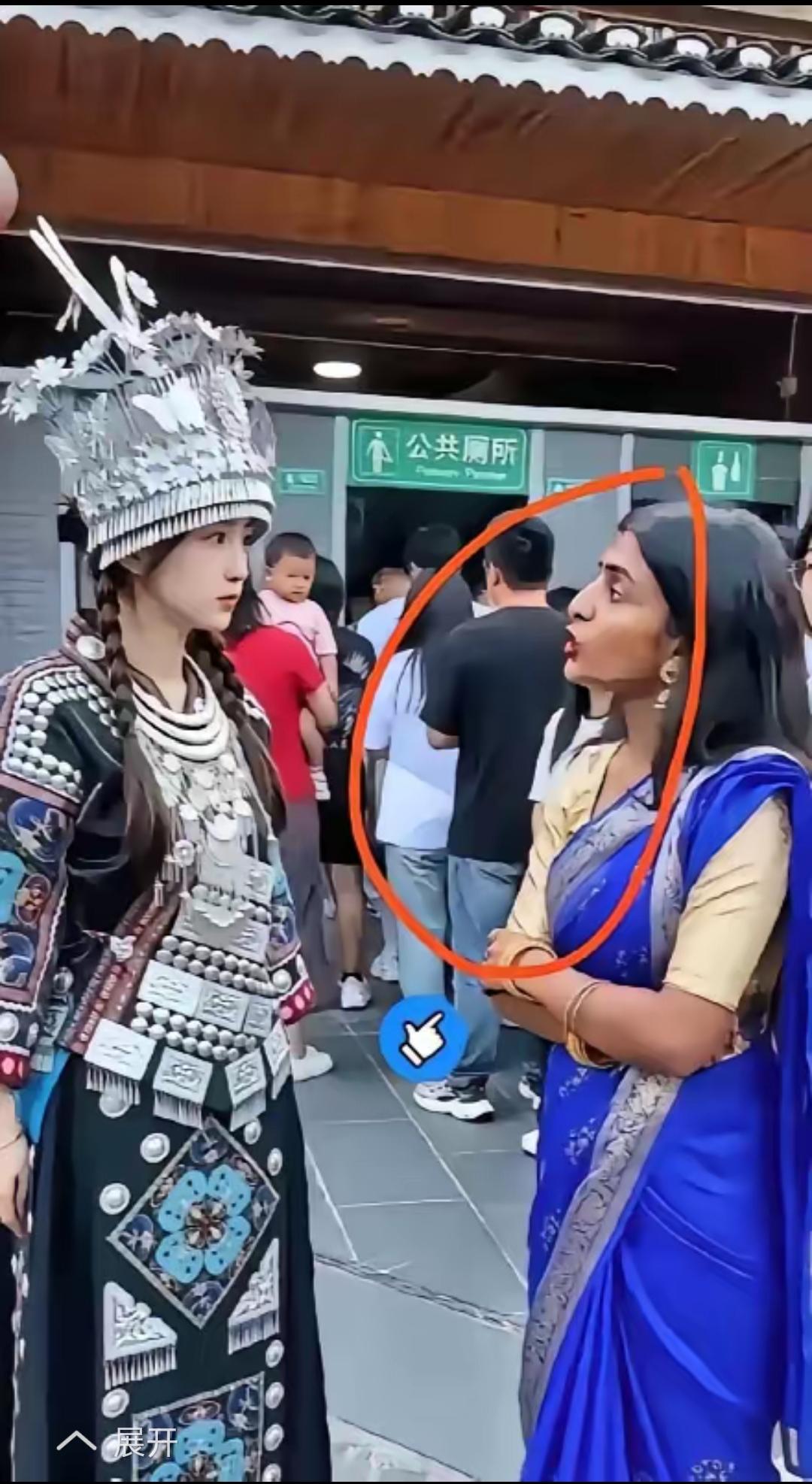 贵州一景区内，一名印度女子上厕所拒绝排队。面对众人的指责，她非但没有收敛，反而当