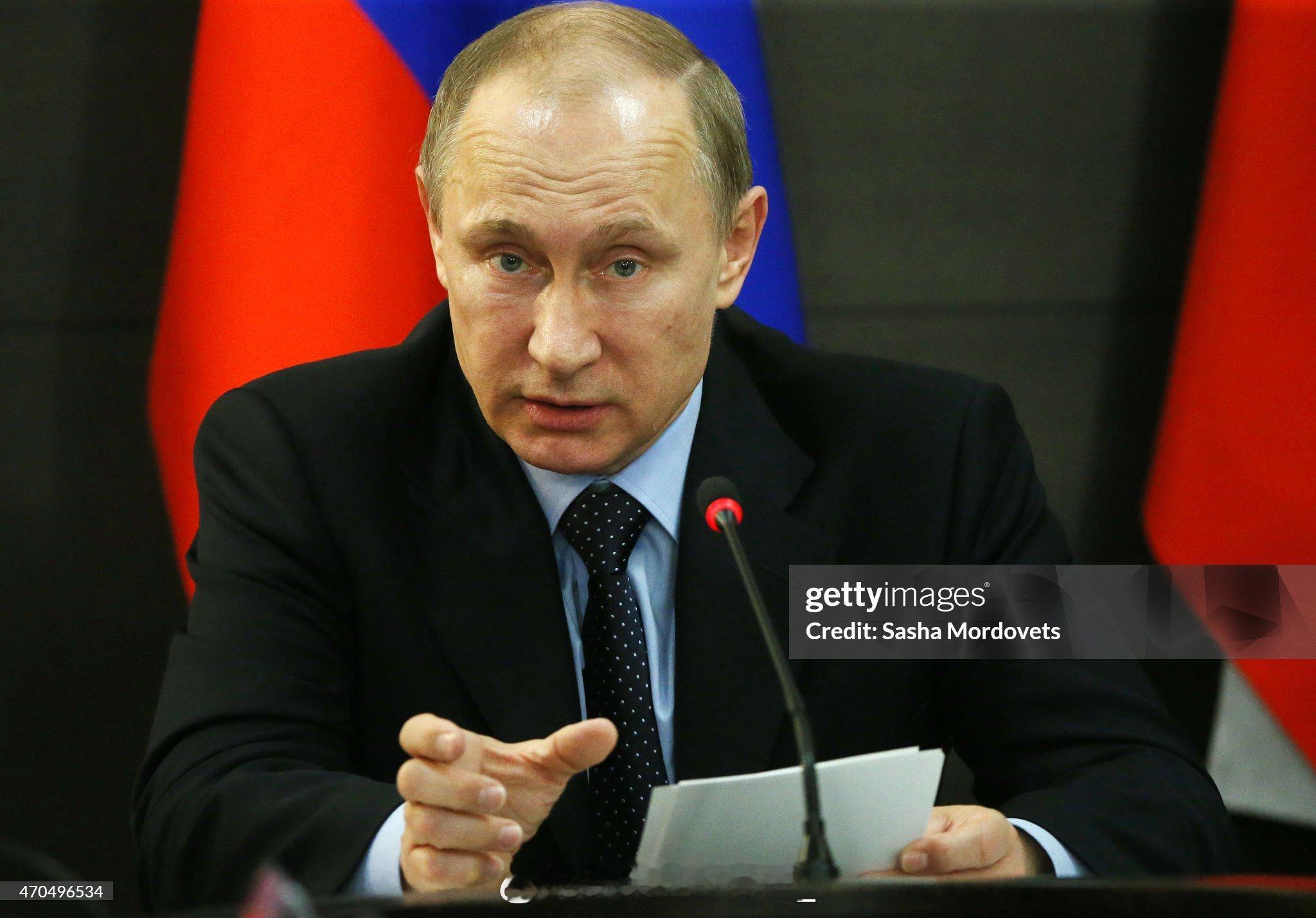 瓦洛佳小朋友  2015.弗拉基米尔·普京访问西伯利亚大火现场。与官员的应急服务