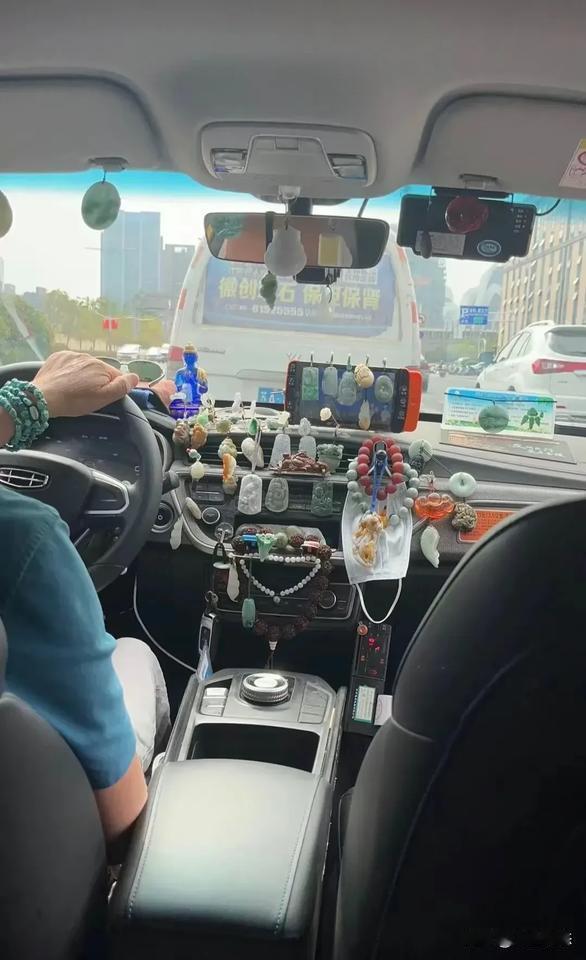 现在跑滴滴都这么卷吗？

车内摆满了各种玉，各种珠。

司机说，跑滴滴是主业，卖
