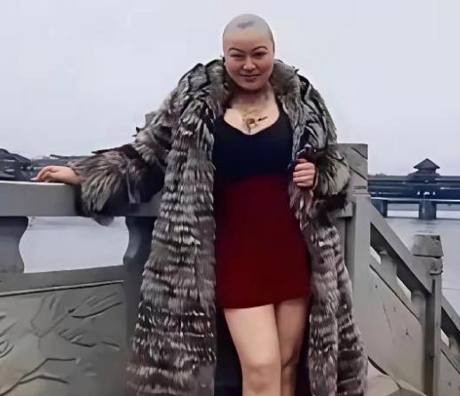 2019年，一个光头女子身穿皮草，手上挂满豪车钥匙，在网上放出狠话：“谁娶我，我