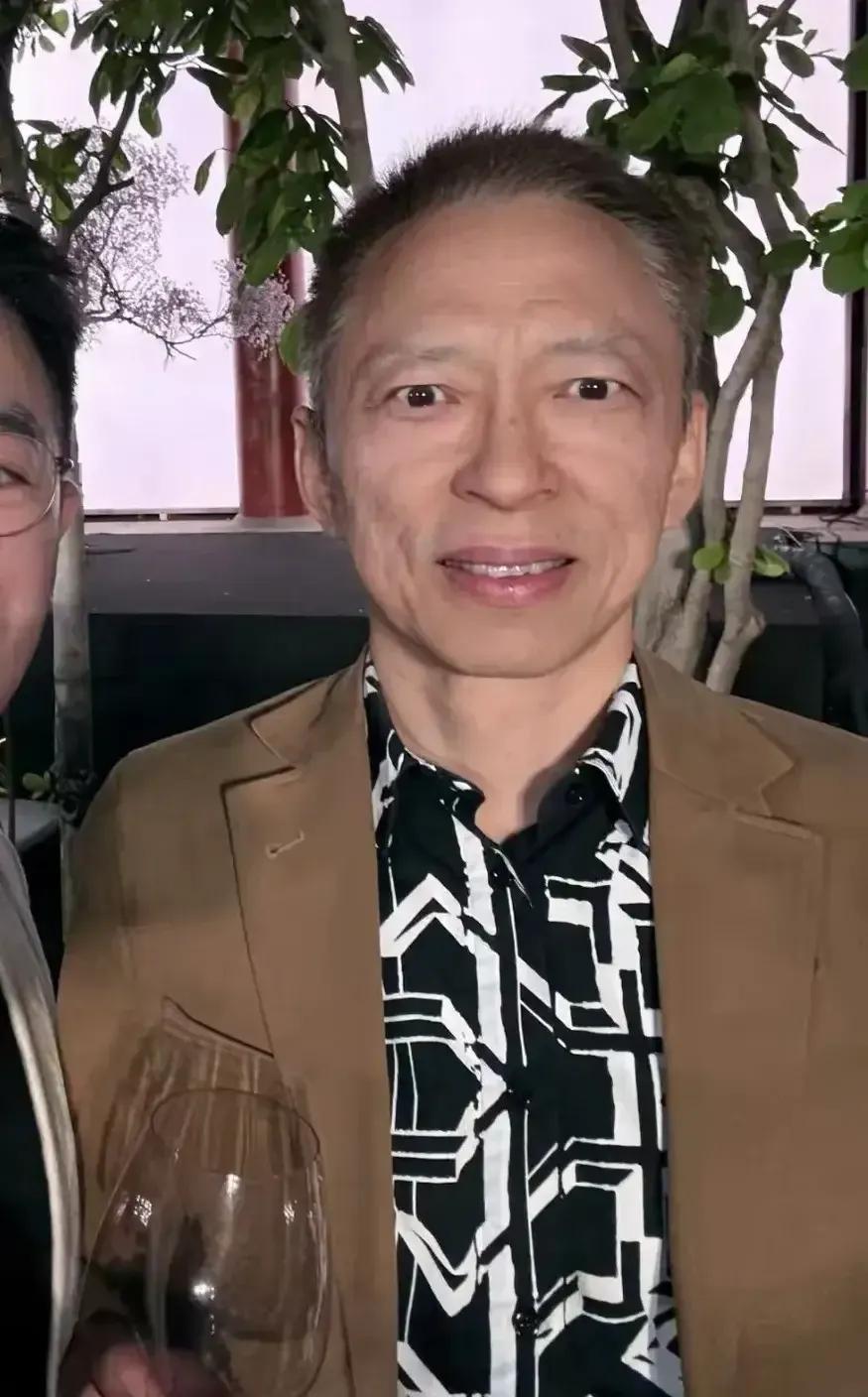 从最近这张合影看，张朝阳确实是老了。要知道，1964年出生的他，今年已经花甲之年