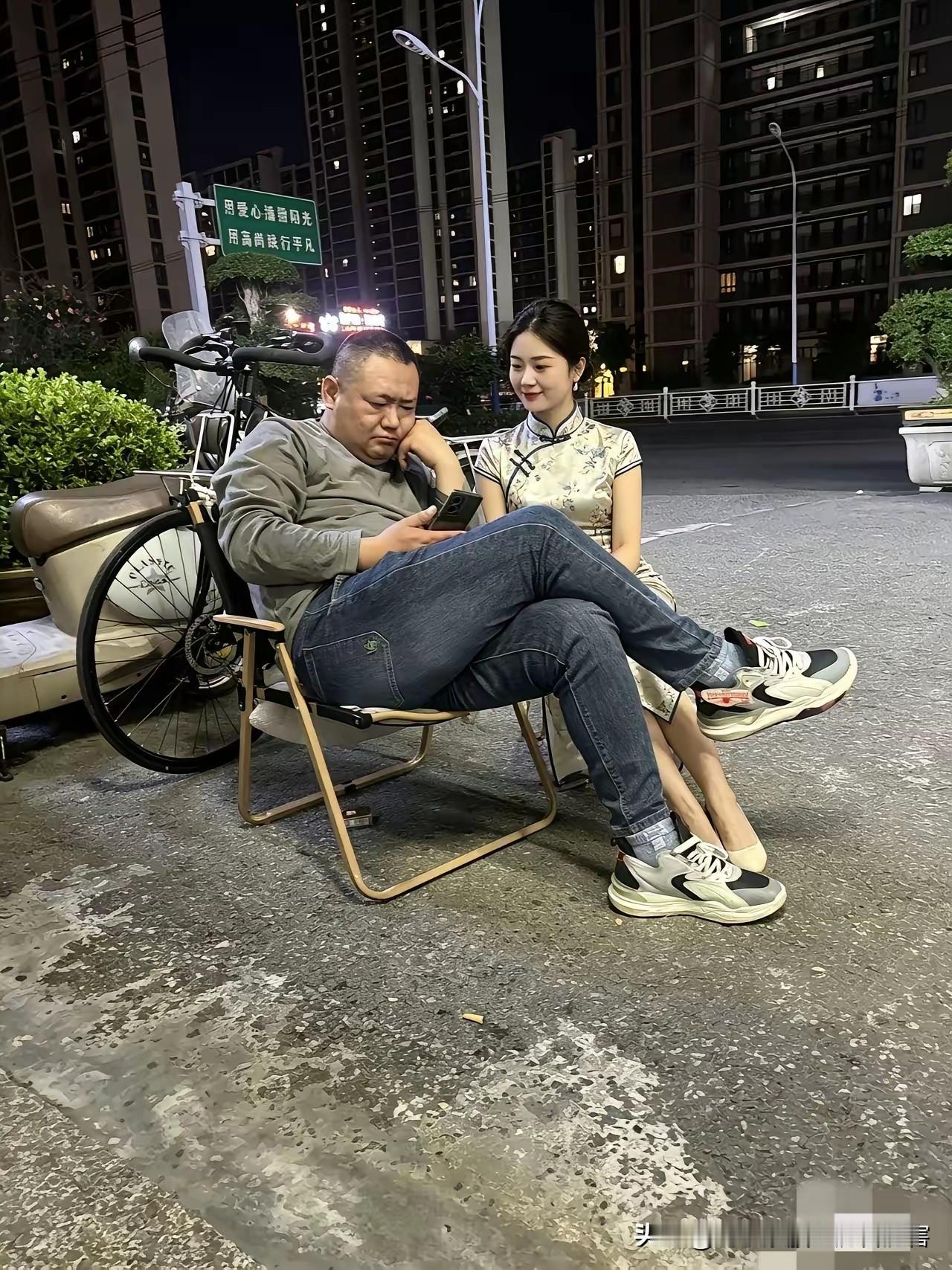 好色是人之本能且不分男女，画面中的男子不为女子心动，该男子要么没钱要么肾虚要么他