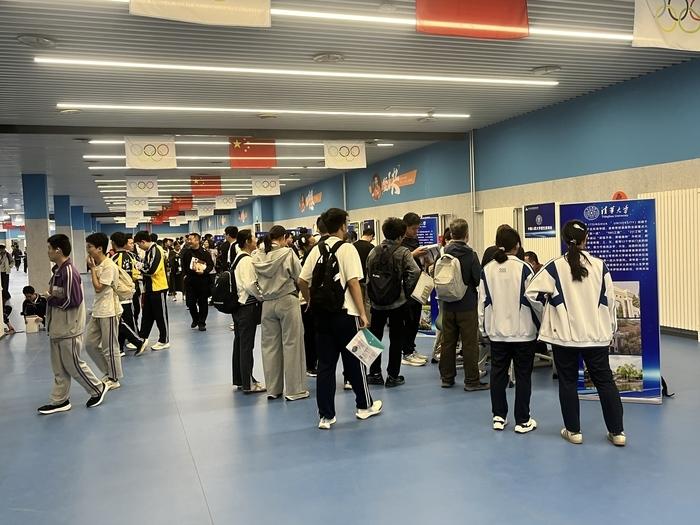 名校云集，山东省实验中学鹊华校区首届高校招生咨询会成功举办！为搭建知名高校与考生