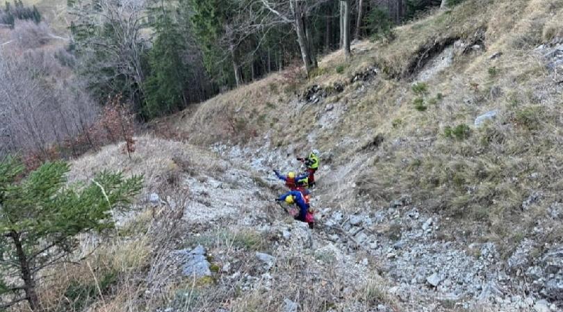 德国一支由8名年轻中国游客组成的登山队，在巴伐利亚州海拔1683米的布雷赫斯皮茨