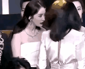 心疼杨幂一秒钟[偷笑]