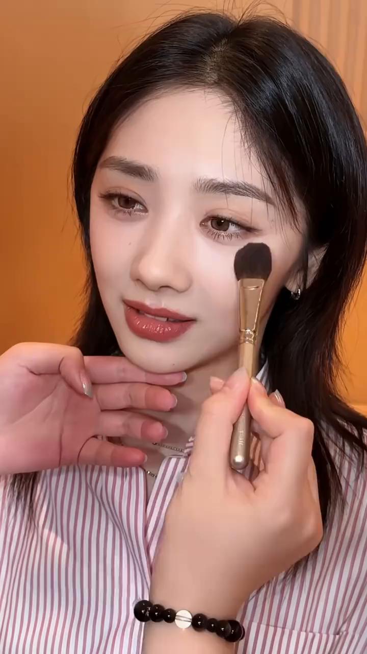 这就是女明星的权威之处吗？不是说镜头的原理是近大远小吗？怎么这招对祖儿来说一点也