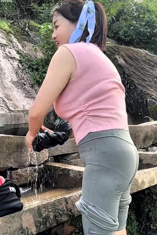 在如今的乡村婚恋观念里，
二婚、三婚早已不再是阻碍。
能成家、能过日子，
成了父