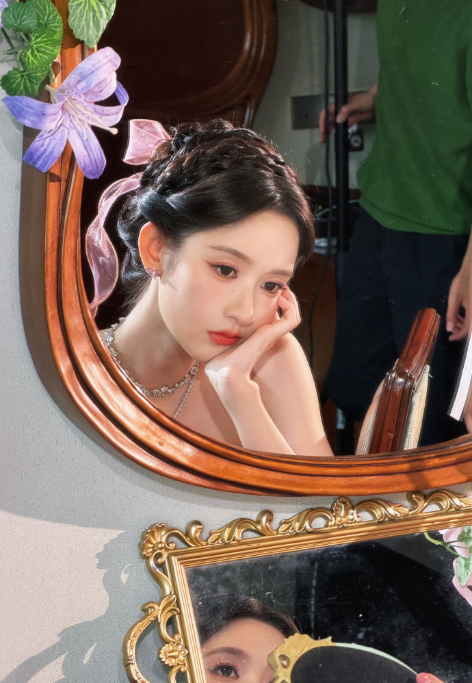 王玉雯这组图越看越上头 淡紫色纱裙衬得她整个人像裹了一层柔光，发间的丝带和颈间的