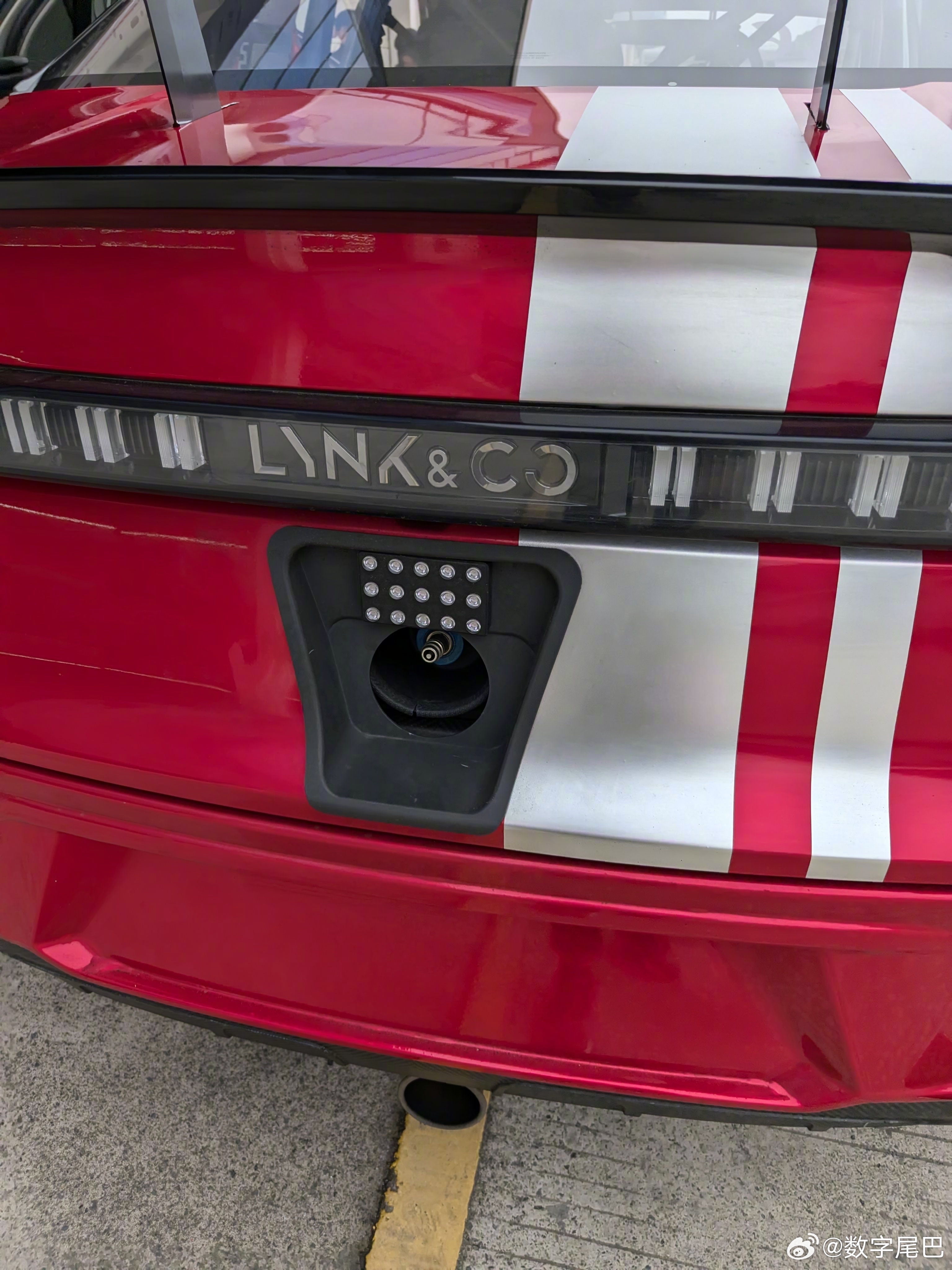 图 1 的气瓶插到领克 03+ 屁股上，嘣一声！瞬间车被升起来了声音超大，像爆炸