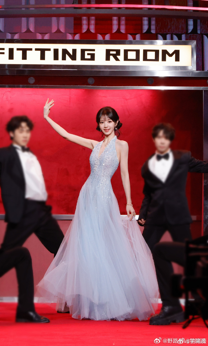 田曦薇说春天啦长玉出游田曦薇蓝色碎钻裙 刷到田曦薇新动态被惊艳到 她发文“春天啦