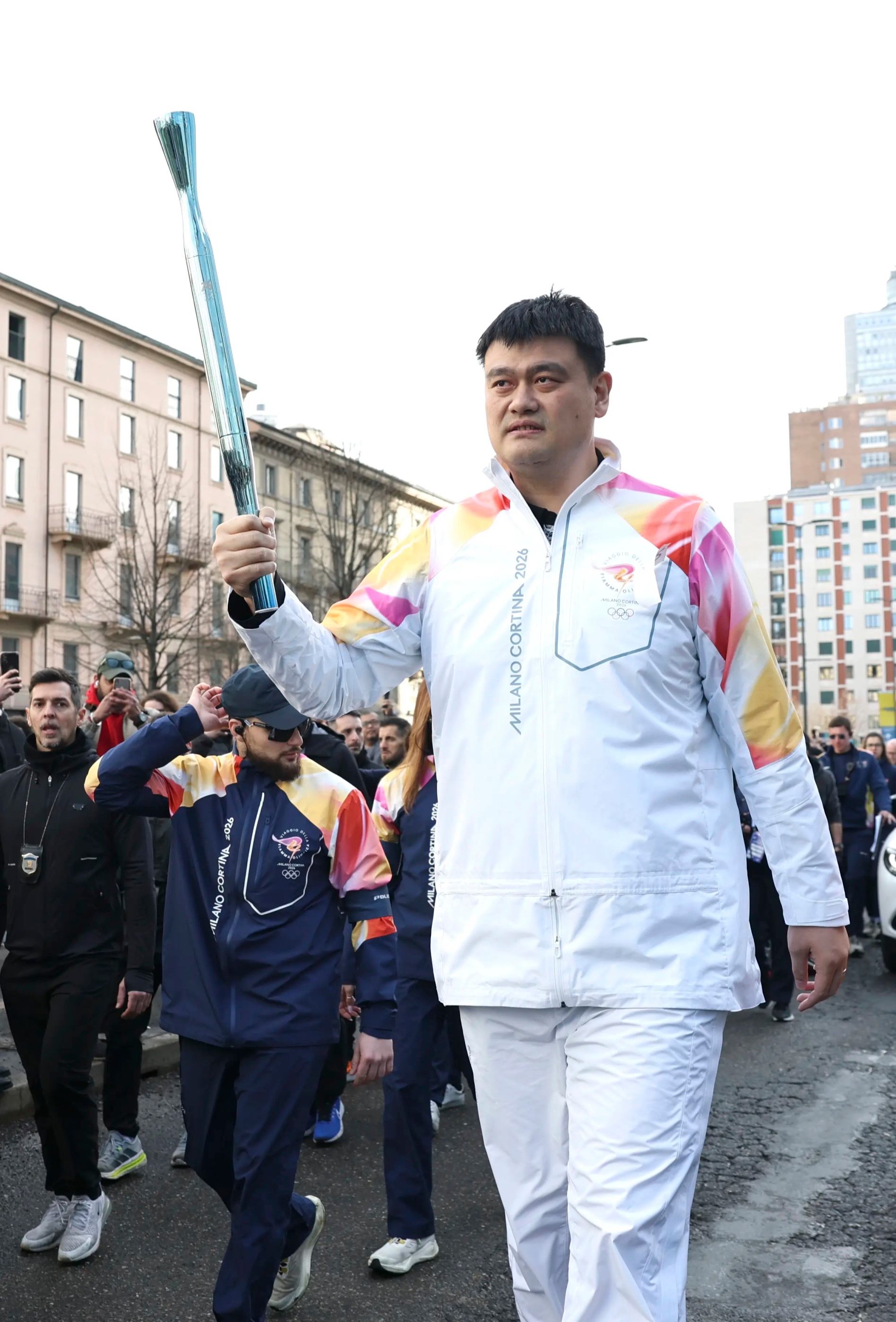 姚明传递冬奥会火炬 中国高度亮相米兰，姚明传递冬奥会 火炬，人群中格外醒目！厚蓄