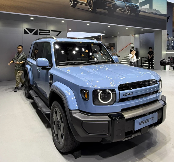 冷热交织。3月上半月乘用车零售同比降21%，新能源降28%但环比增36%。中国乘