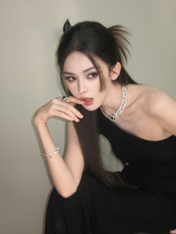 娜扎就是美神降临没错了吧，而且还是斜肩的小巧丝！只能说姐姐的锁骨也是可以养鱼了 