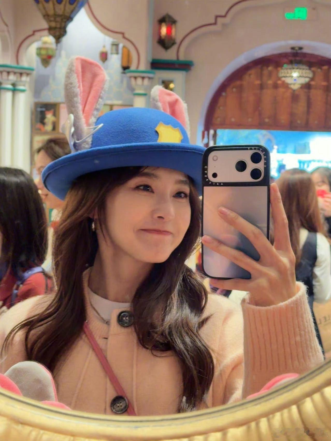 谁能拒绝张佳宁的笑容啊，只要看到她笑整个人的心情都能变好，眼睛弯成好看的小月牙，