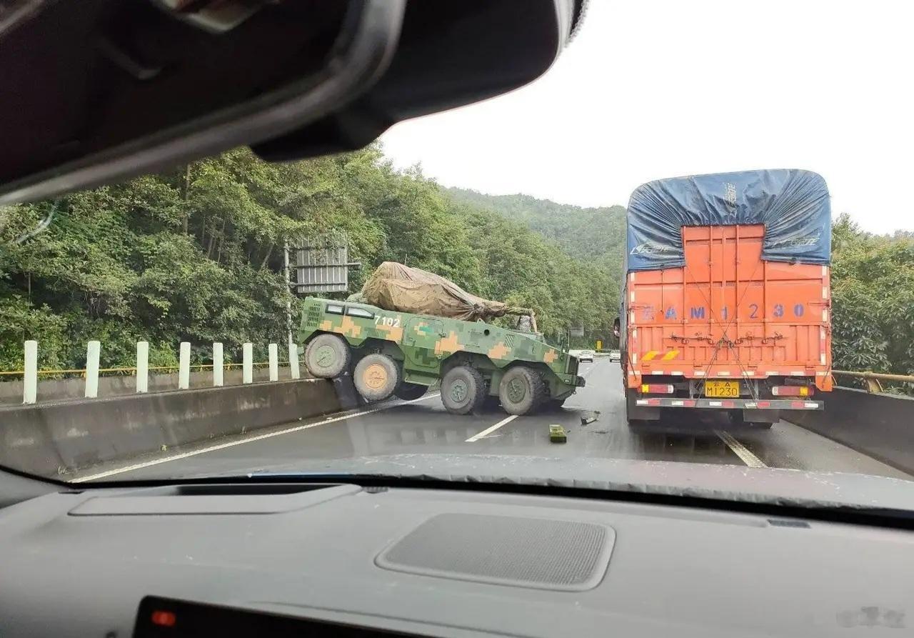 几千万的车，上保险了吗？看起来底盘和车体还是蛮结实的# ​​​