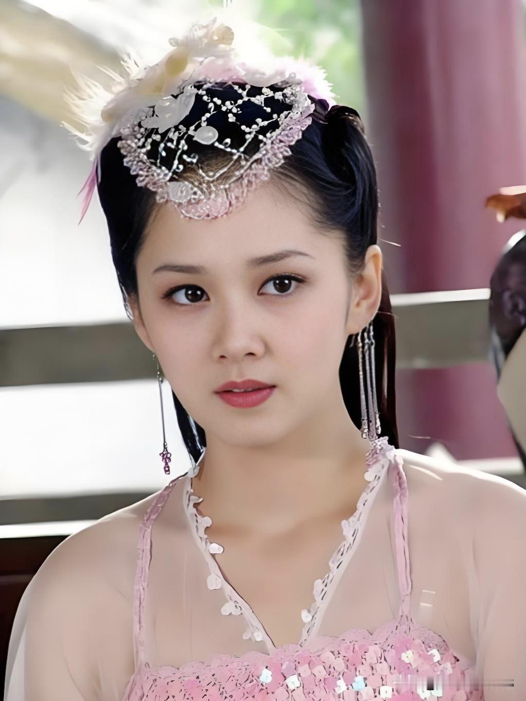 这姑娘打扮得真像古代公主。穿花裙的姑娘 怪异打扮的女孩