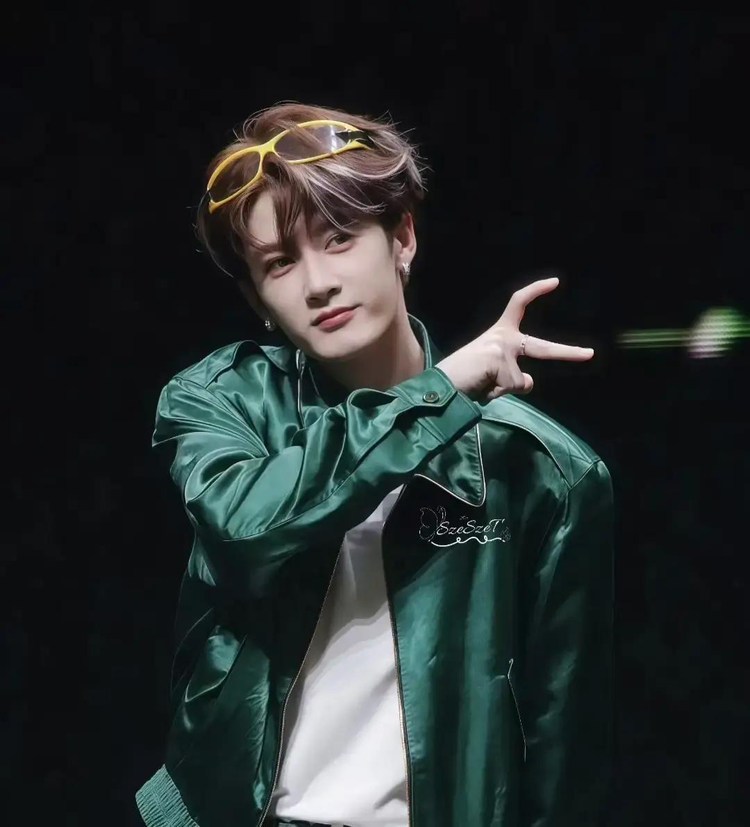 檀健次刚凭《长相思》火出圈，黑料就排着队冒出来。
去年下半年最夸张，豆瓣突然冒出