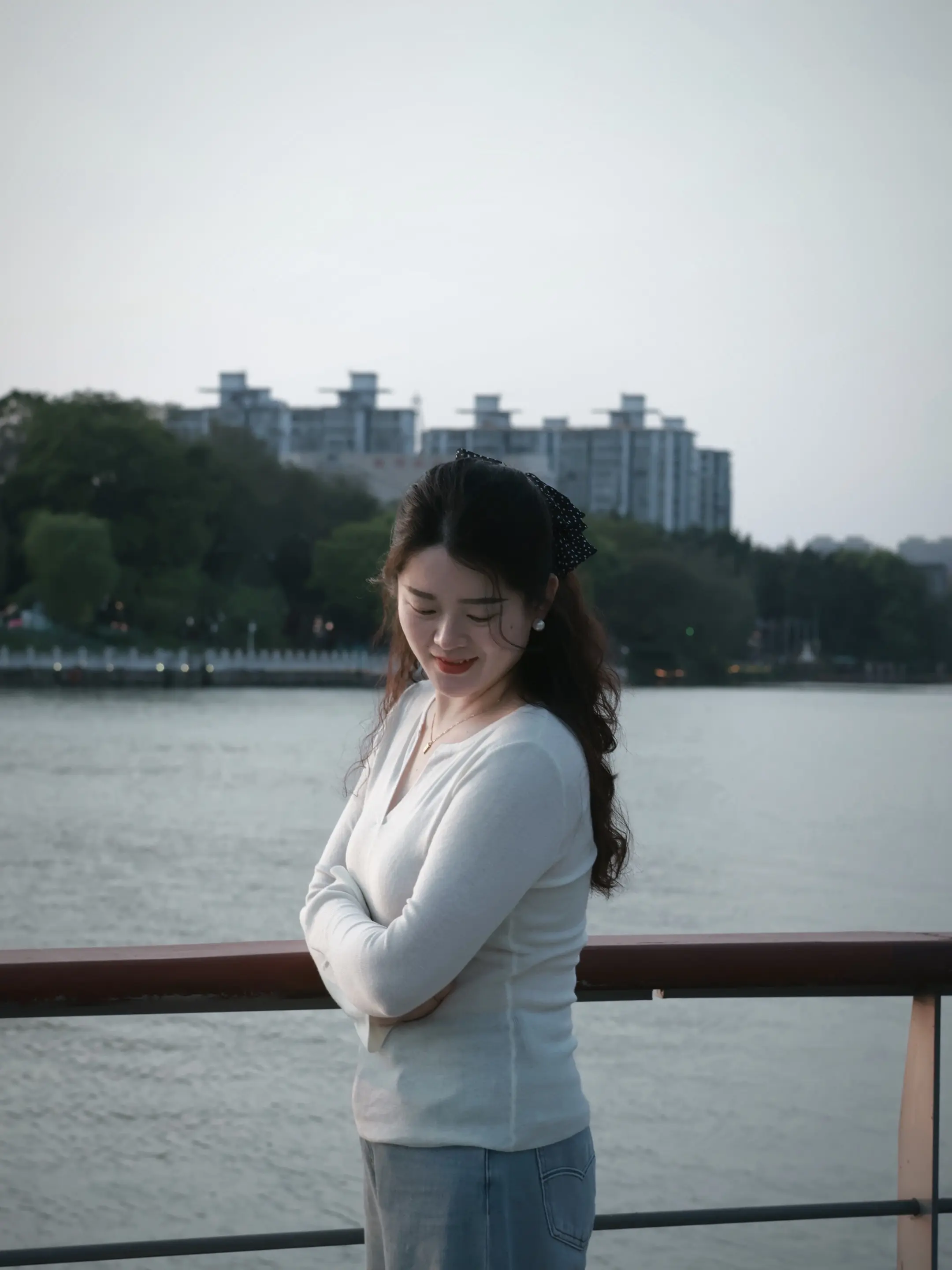 "一定要瘦吗，圆不隆咚不行吗? 一定要温柔吗，死犟死犟不行吗?"