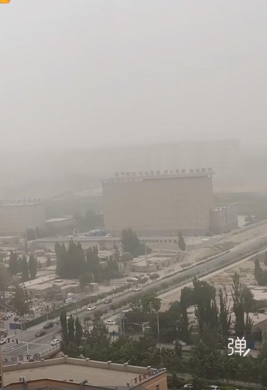 这几天，和田、库尔勒那一片，都是的沙尘暴天气。
         一个南疆的朋友