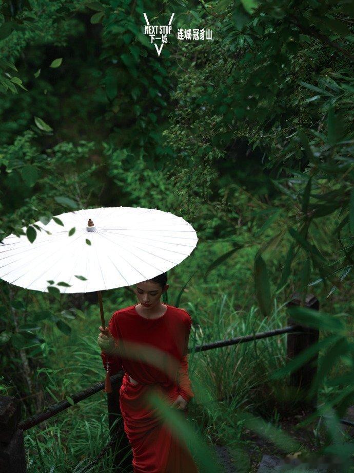 林允撑伞神图有了 山林微雨，纸伞红裙，林允简约盘发清晰展露优越头骨轮廓，山水作天