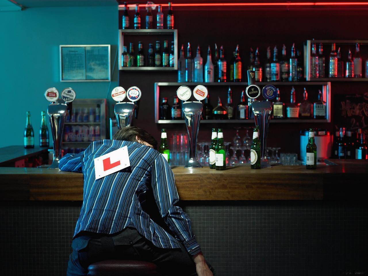 你刷到过那种视频吧？一个专家拍桌子喊：城市第一！学校第二！专业最不重要！
听完热