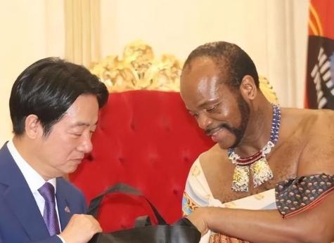 赖清德天天喊“抗中保台”，喊得嗓子都哑了，结果呢？台湾的大金主和精英们比谁都清醒