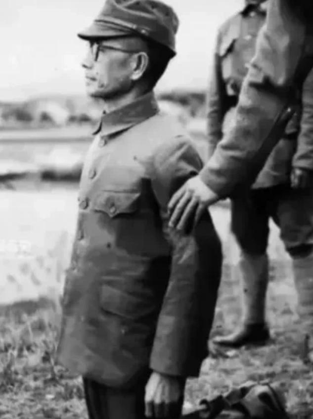 1947年，一个日军中将被执行枪决。然而，连中三枪他都没死。突然，监刑军官对开枪