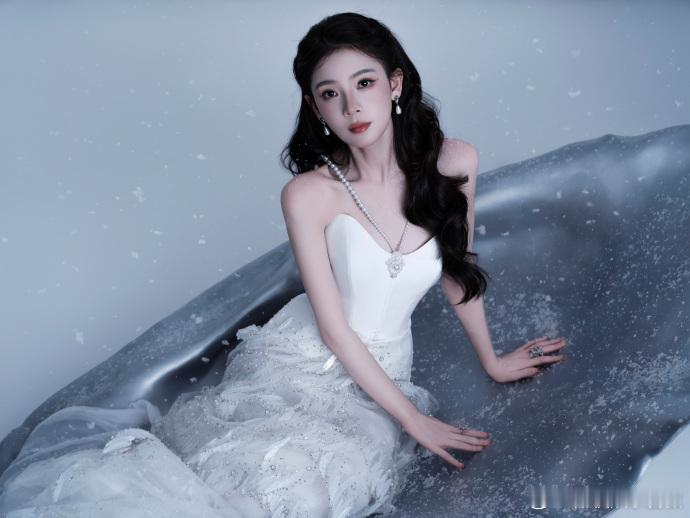 陈瑶这组图直接美到雪封陈瑶雪地白纱造型白纱在雪地之中轻轻舒展，漫天飞雪环绕身旁，