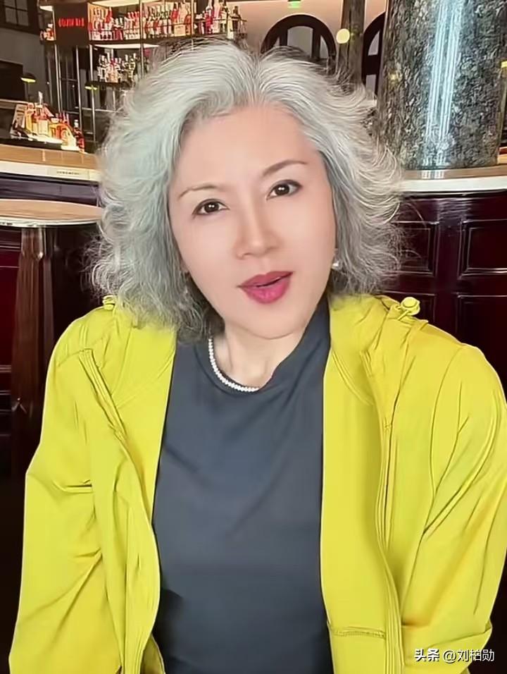 看到这张面孔，瞬间勾起无数人的童年回忆。她便是当年《正大综艺》的外景主持李秀媛，