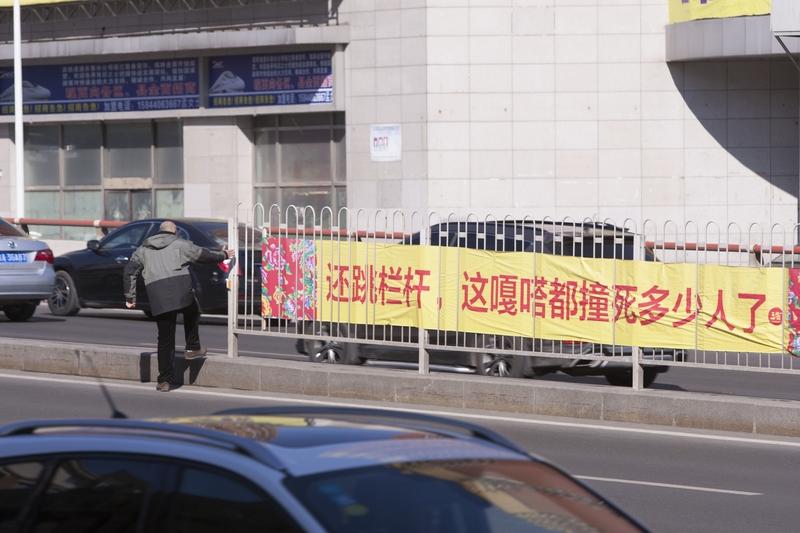 山东一老人夜晚横穿马路被撞，家属称不能让司机花钱：“娘，怨我没照顾好你”，拍摄者