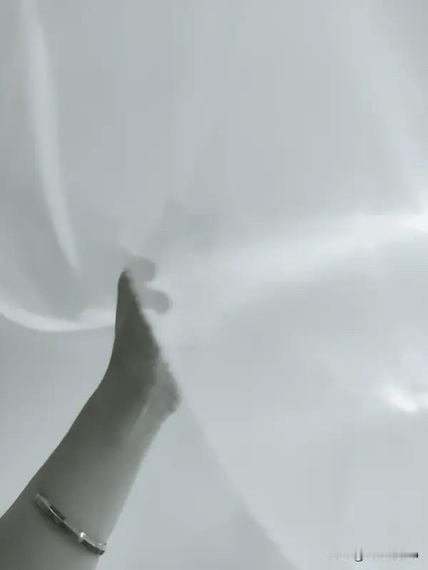 如果三战爆发，世界必将天翻地覆。就当下俄乌局势，北约对乌援助、俄提高核力量战备等