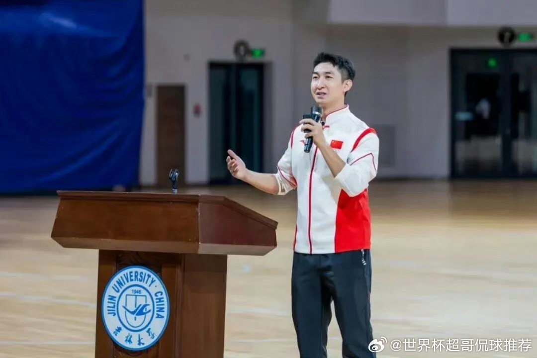 武大靖出任中国短道速滑队主教练退役仅仅七个月，破格接过中国短道速滑队的重担。曾经