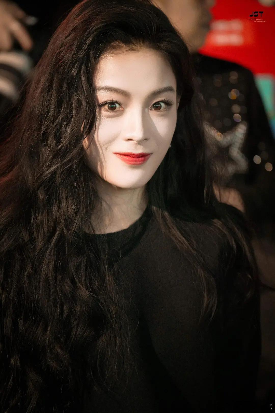 来看看今晚电影节陈丽君状态如何？她可是靠脸出圈的啊 骨相真的太优越了 ​​​