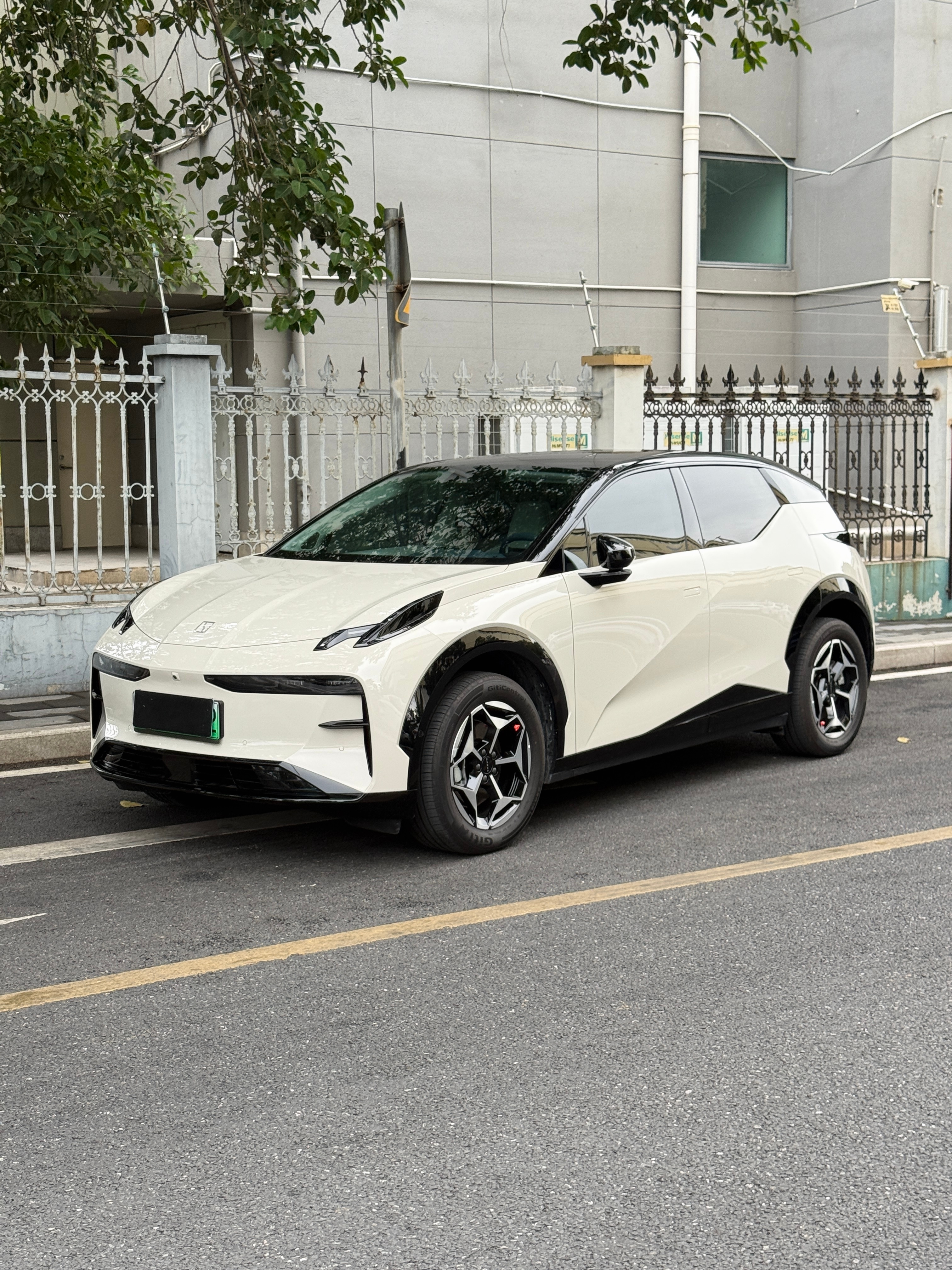 这一看就很适合女生开的精致小车外观是那种奶呼呼的白拼黑顶，机甲风的线条又甜又酷，