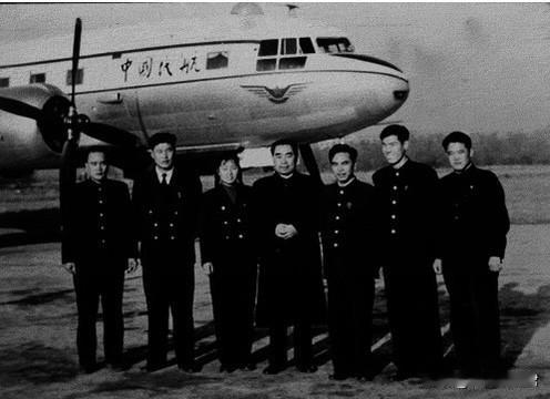 珍贵历史照片.这张照片的核心内容是1957年，周恩来总理在机场迎接苏联最高苏维埃