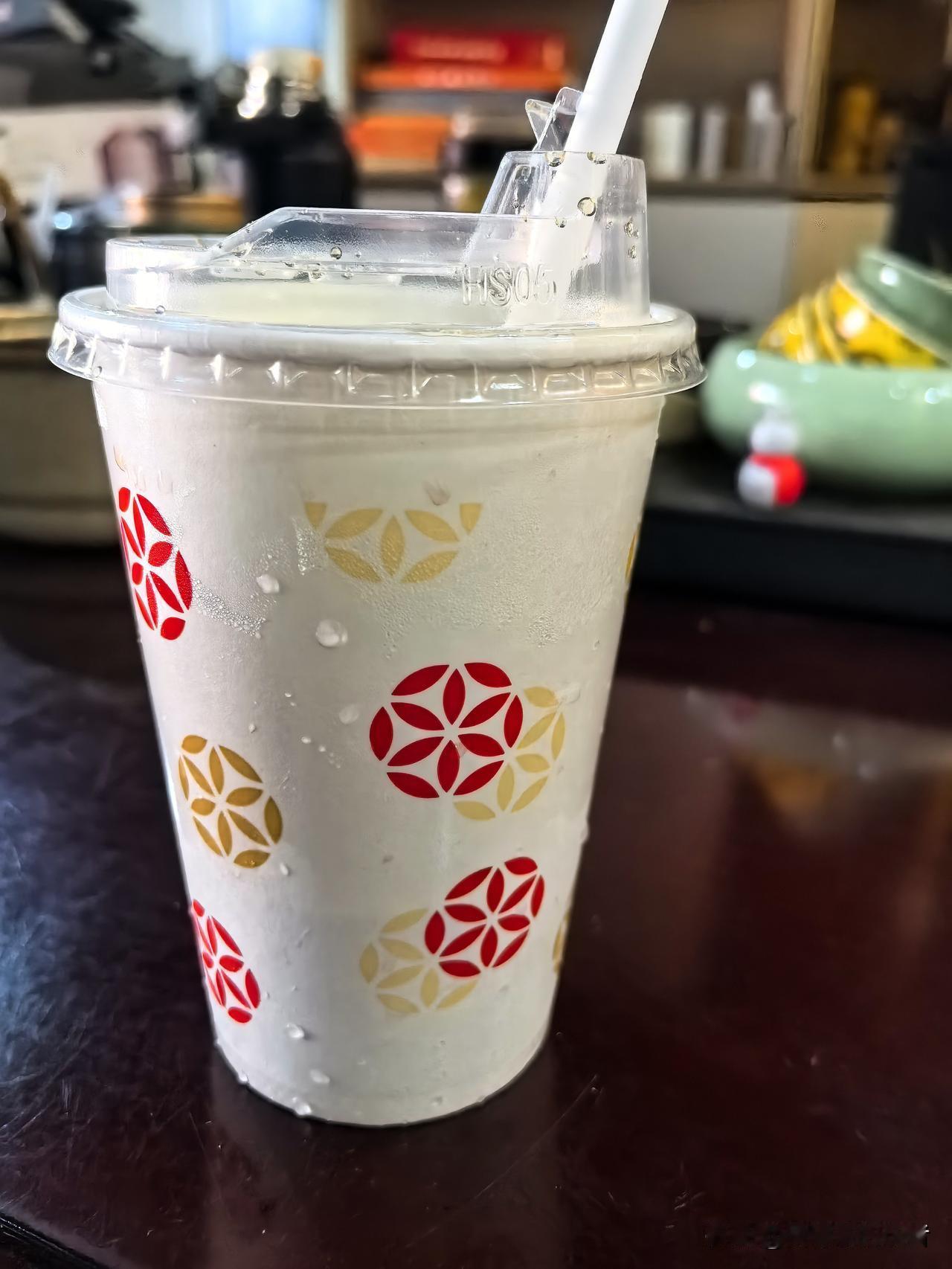突然发现这个可乐杯子上的这个花纹，LV是不是也要起诉一下呢？哈哈哈！