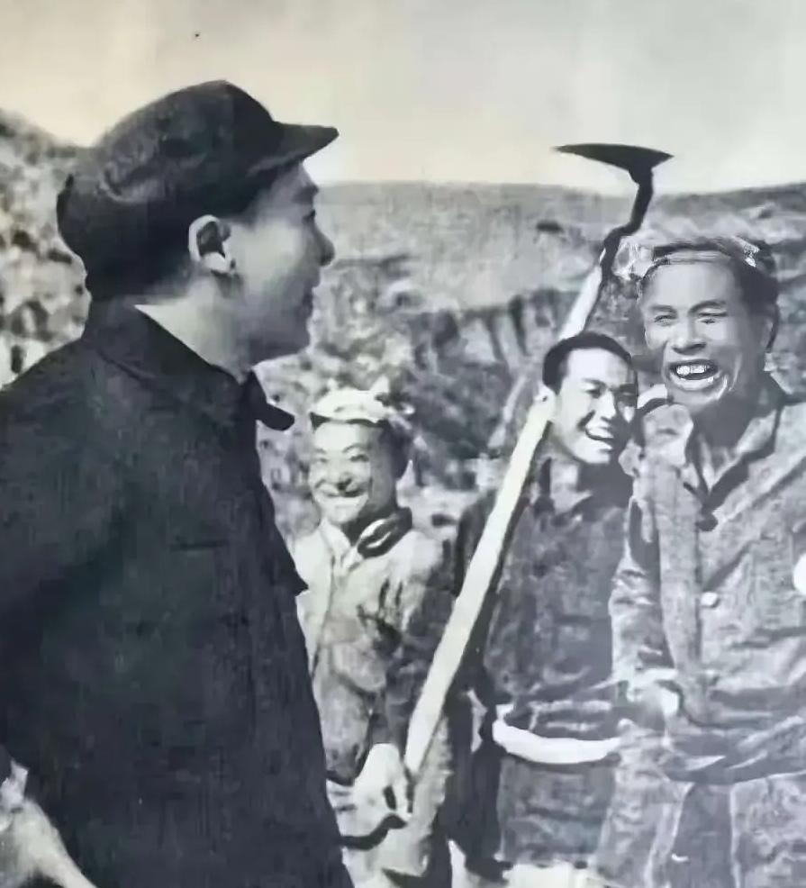 望着眼前这张珍贵的照片，思绪回到了1939年农历五月的一天后晌，郭方成正扛着锄头