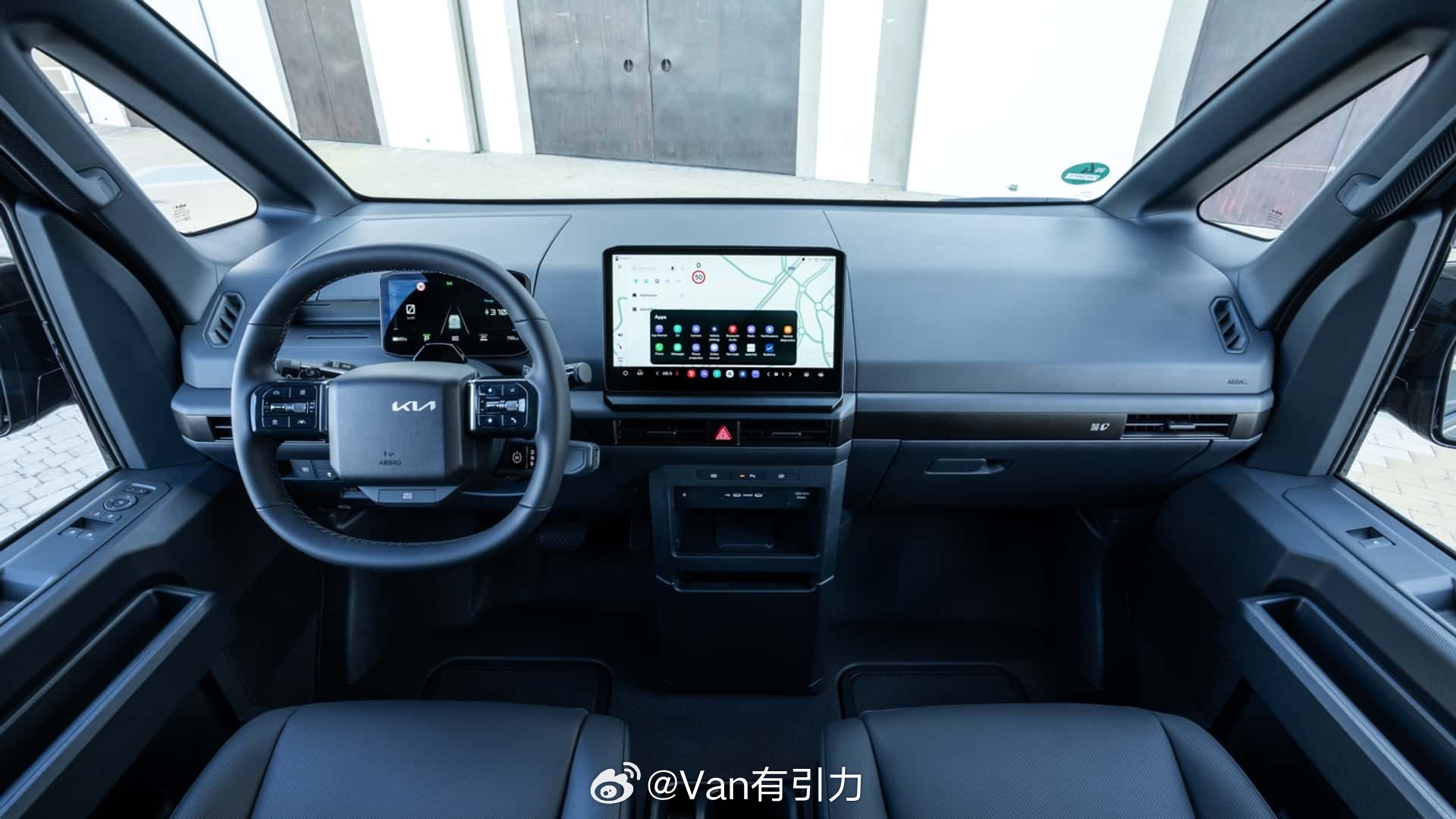 起亚PV5盲窗版纯电van。有朋友嫌它太箱货，可它的确就是个箱货呀……反正我觉得