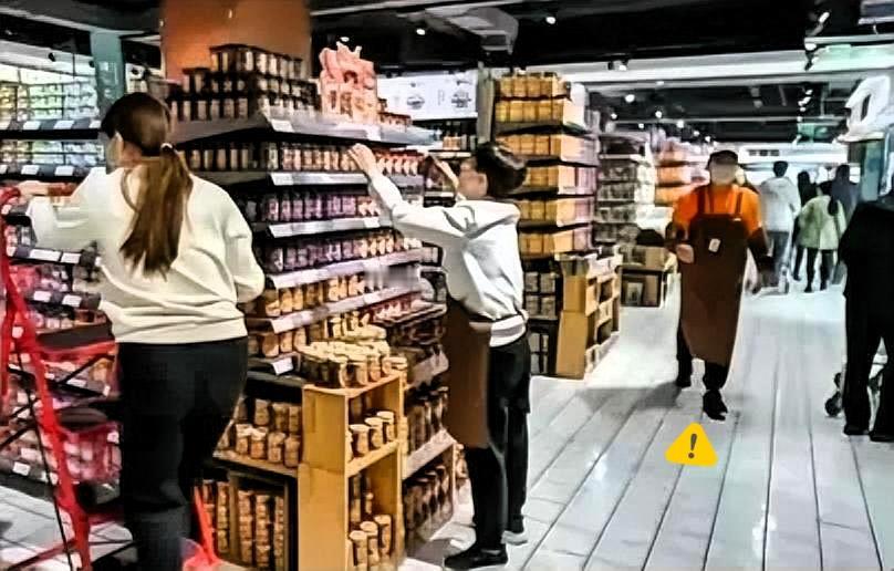 我妹在胖东来干满一个月，拿到1万1的工资，全家都替她开心。可我看得最清楚，真正改