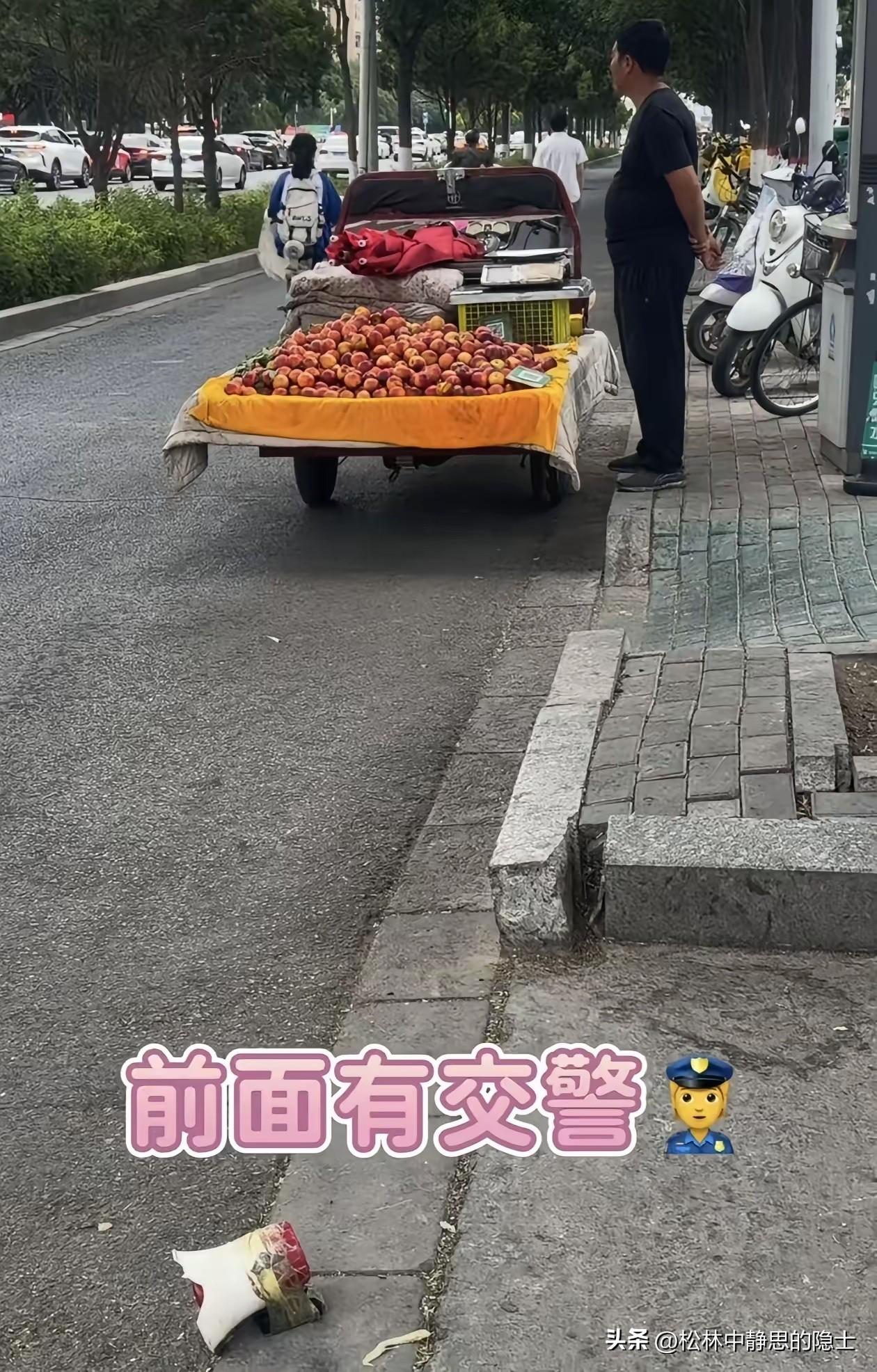 银川街头一位卖桃子的大爷，为提醒过往骑电动车的人戴好头盔可真是操碎了心。他把大喇