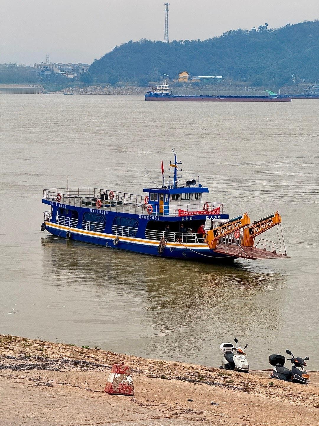 世界那么大 有人让你难堪 有人替你解围 爱你的人永远知道怎么爱你 