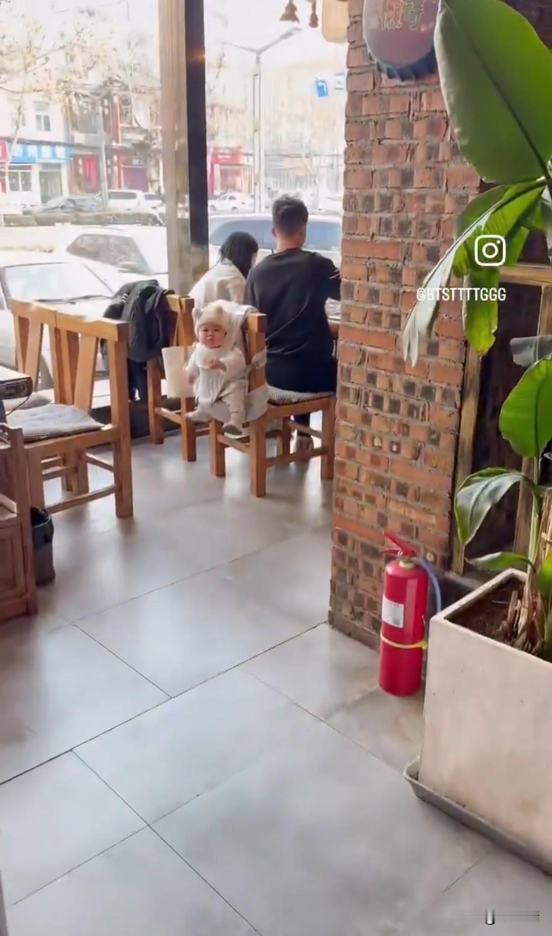 这是育儿效率的巅峰之作……还是餐厅里见过的最放松的宝宝？