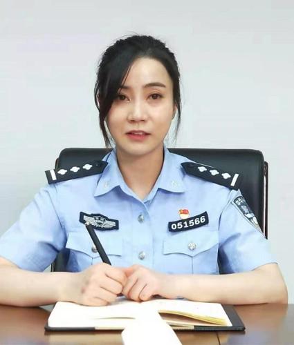 户籍女警房玲玲乔装成打工妹引诱猥亵嫌疑人现身，被对方拖行数米致骨裂也死死攥住对方