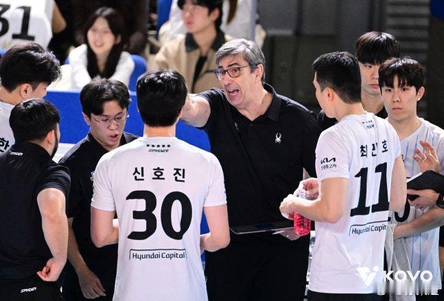 国际排坛动态韩国排球现代资本的主教练布莱恩间接批评了韩国男排的训练，主要原因是许