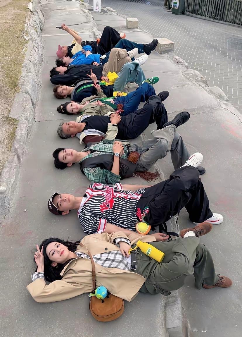 王玉雯与林一德身高比例真的好有优势。虽然郭京飞与他俩的合照，看得出来郭京飞也不错