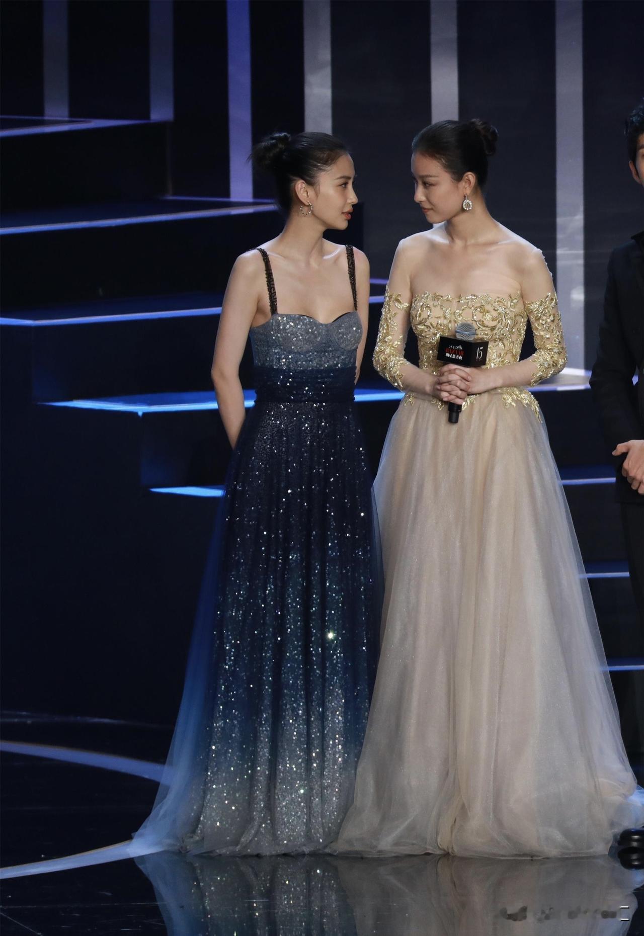 这两位大美女在干嘛？