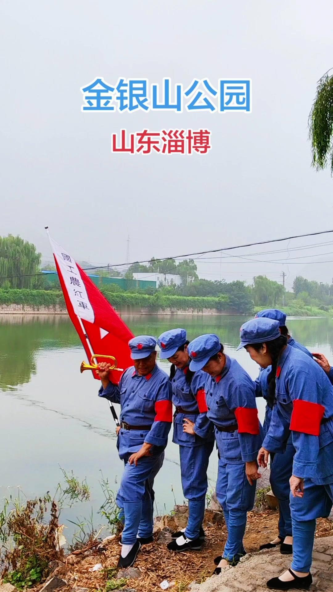 🎈江边偶遇的神奇红色复古联动太有意思了！
一群人把旧窗帘改造成了类似军装的造型
